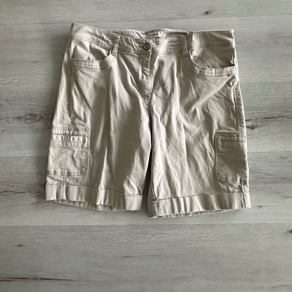 White House Black Market 6 Pocket Bermuda Shorts Beige 10 EUC